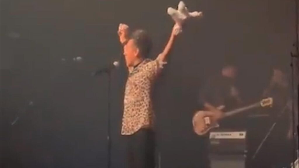 Rub&eacute;n Albarr&aacute;n de Caf&eacute; Tacvba destroza mu&ntilde;eco del Dr. Simi