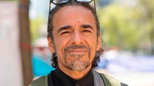 Rub&eacute;n Albarr&aacute;n de Caf&eacute; Tacvba destroza mu&ntilde;eco del Dr. Simi