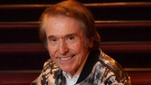 Raphael: Miniserie de la vida del cantante est&aacute; por estrenarse