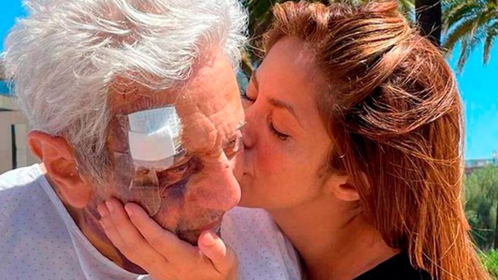 Shakira pide respeto a su familia tras hospitalizaci&oacute;n de su padre