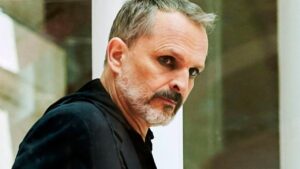 Miguel Bos&eacute; desata memes tras publicar video y lo comparan con Walter Mercado