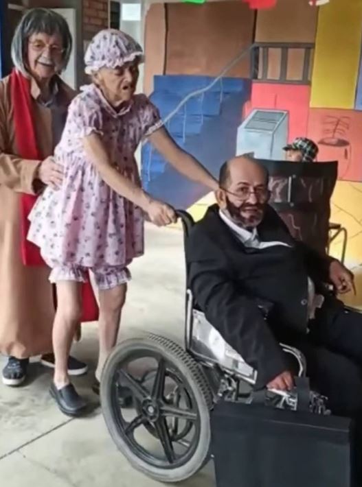 Abuelitos de un geri&aacute;trico, recrean la vecindad del "Chavo del 8"