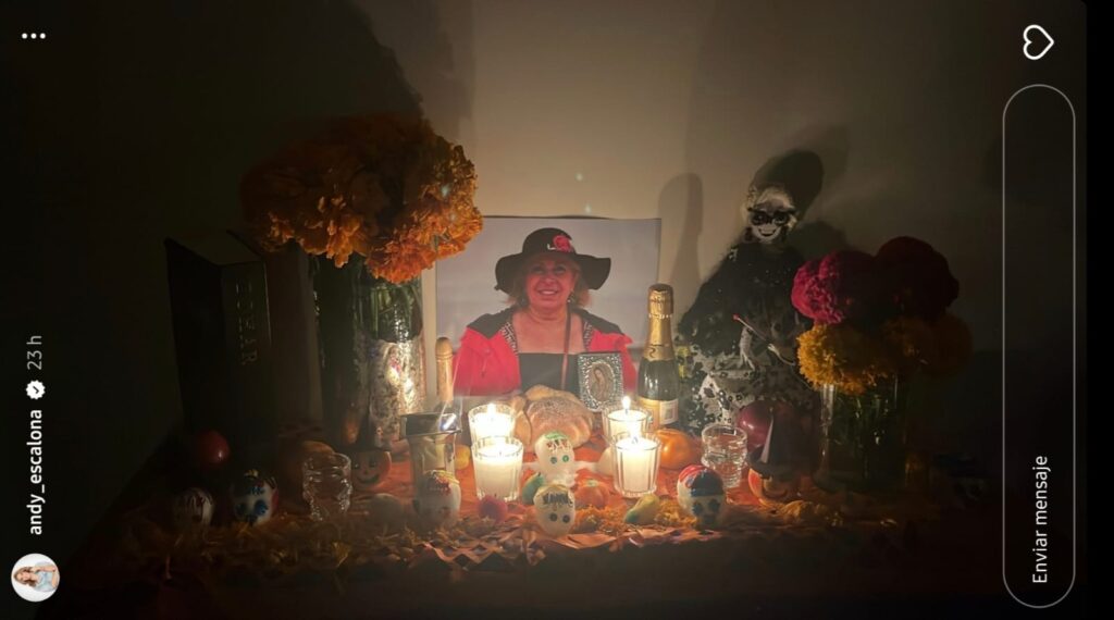 Andrea Escalona muestra la primera ofrenda que coloca en honor de su mam&aacute;