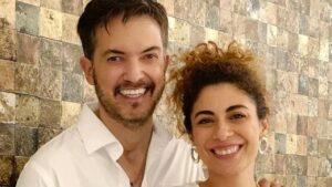 Anna Ferro coloca ofrenda en honor a Fernando del Solar