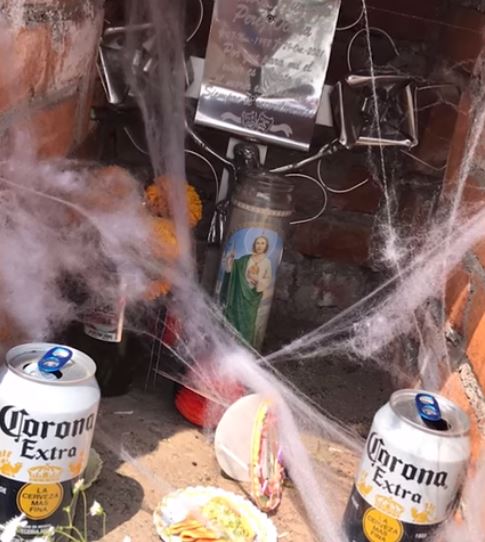 Octavio Oca&ntilde;a: Familiares colocan ofrenda en el lugar donde muri&oacute;