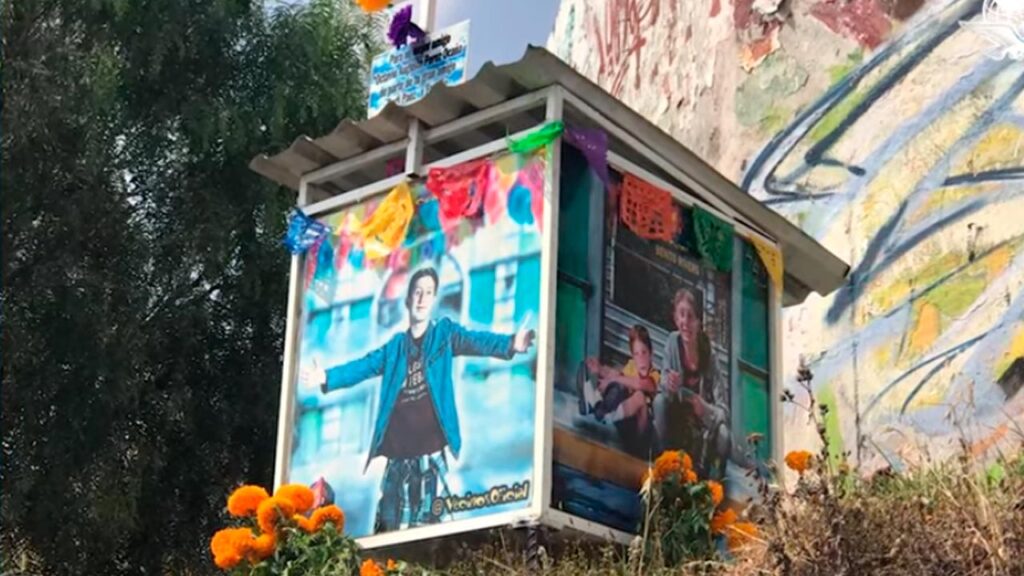 Octavio Oca&ntilde;a: Familiares colocan ofrenda en el lugar donde muri&oacute;