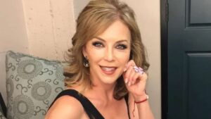Laura Flores se despoja de su peluca durante programa en vivo