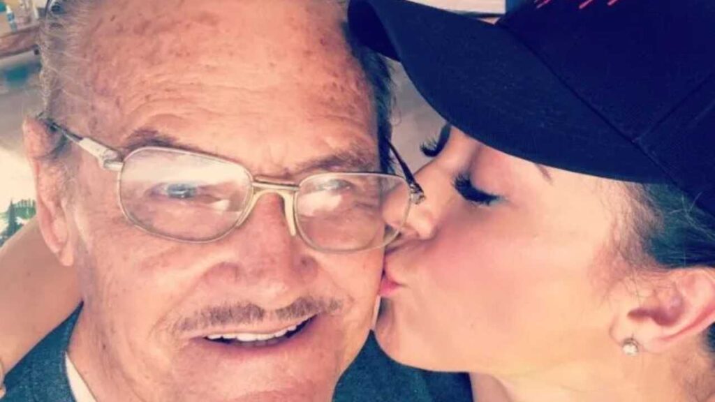 Aracely Ar&aacute;mbula dedica emotivo mensaje a su pap&aacute; a cinco meses de su muerte