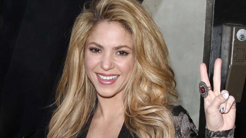 Juan Osorio ya alz&oacute; la mano para realizar bioserie de Shakira