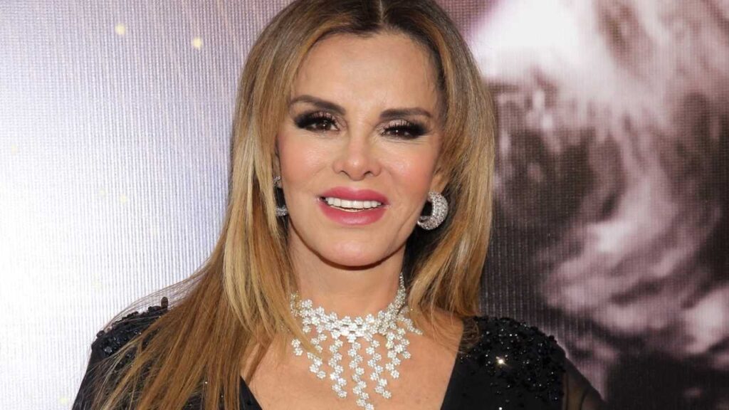 Luc&iacute;a M&eacute;ndez es llamada "inventada" tras presumir amistad con Versace