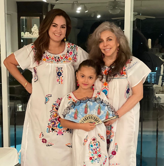 Ver&oacute;nica Castro es criticada por lucir m&aacute;s joven que su nieta en una foto