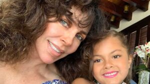 Verónica Castro es criticada por lucir más joven que su nieta en una foto