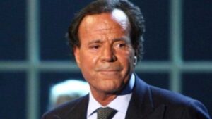 Julio Iglesias reaparece en redes sociales tras rumores sobre su estado de salud