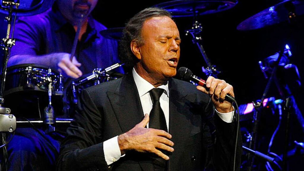 Julio Iglesias reaparece en redes sociales tras rumores sobre su estado de salud