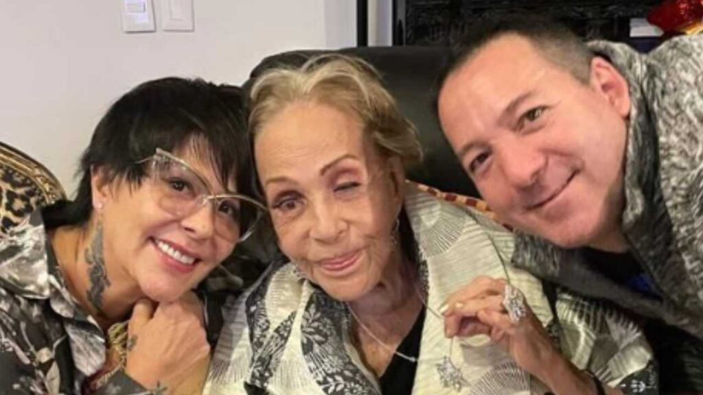 Fotos de Silvia Pinal causan cr&iacute;ticas entre sus seguidores
