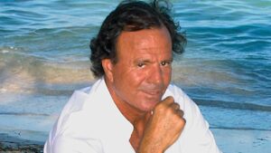 Julio Iglesias enciende las alarmas debido a su estado de salud