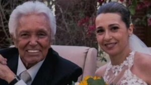 Alberto Vázquez enfurece tras ser criticado por la diferencia de edad entre él y su esposa