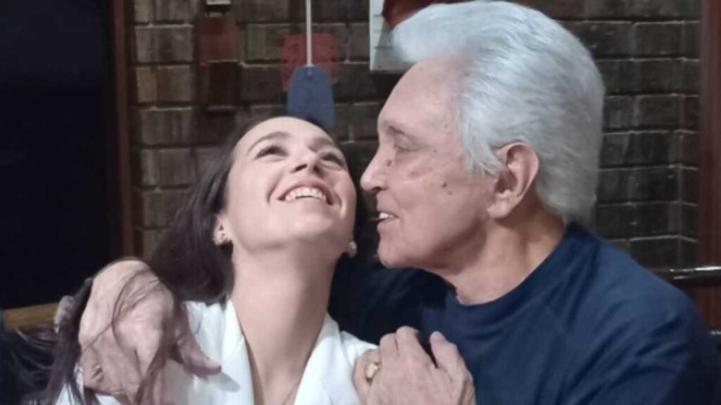 Alberto Vázquez enfurece tras ser criticado por la diferencia de edad entre él y su esposa