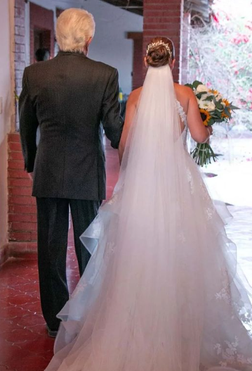 &iexcl;Alberto V&aacute;zquez presume fotos de su boda con mujer 43 a&ntilde;os menor que &eacute;l!