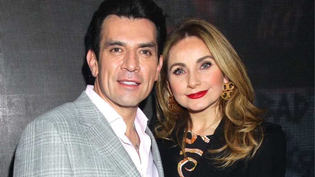 &iexcl;Elizabeth &Aacute;lvarez abandona a Jorge Salinas en plaza comercial tras fuerte discusi&oacute;n!  
