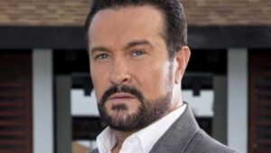 &iexcl;Arturo Peniche preocupa a sus fans tras aparecer con collar&iacute;n!