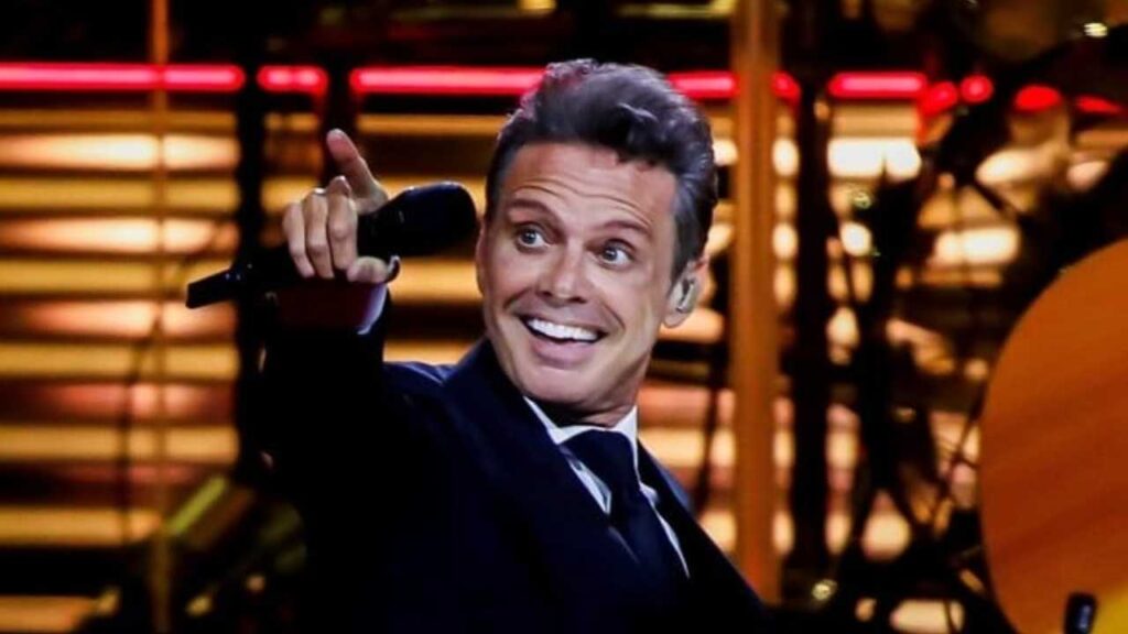 Luis Miguel podr&iacute;a ser demandado por utilizar "dobles" en sus conciertos