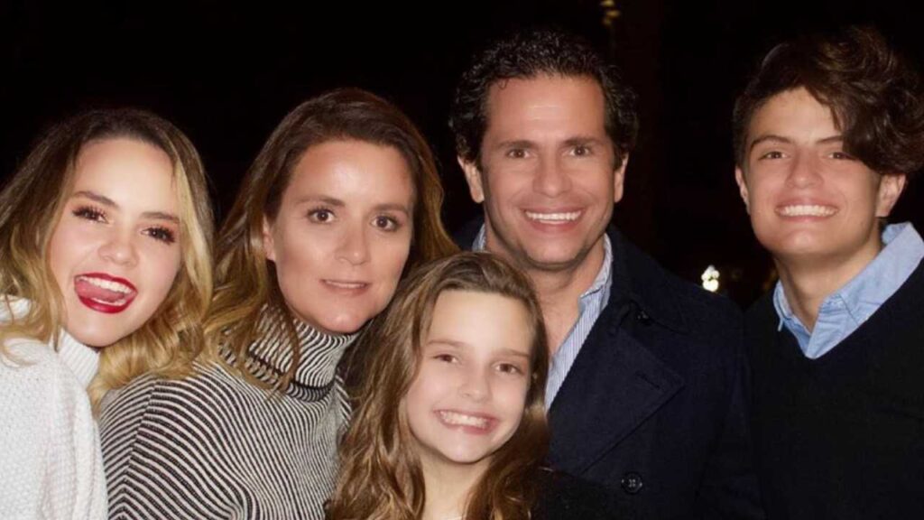 Video: ¡Esposa e hija de Diego Shoening presencian balacera en el AICM!