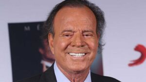Julio Iglesias recibir&aacute; regalo especial de cumplea&ntilde;os por parte de m&aacute;s de 400 famosos