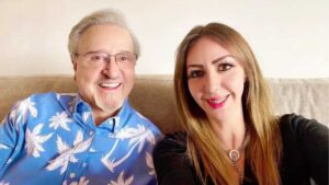 Carlos Villagrán celebra última quimioterpia de su hija Vanesa