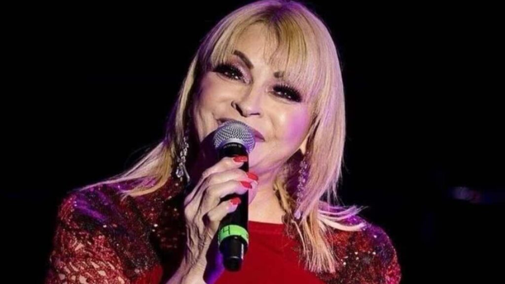 &iexcl;Roc&iacute;o Banquells realiza presentaci&oacute;n pasada de copas y hasta le cambia la letra a una canci&oacute;n!