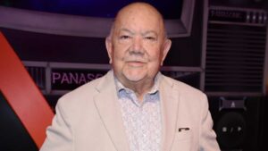 Sergio Corona festeja sus 95 a&ntilde;os con pastel de chocolate y globos