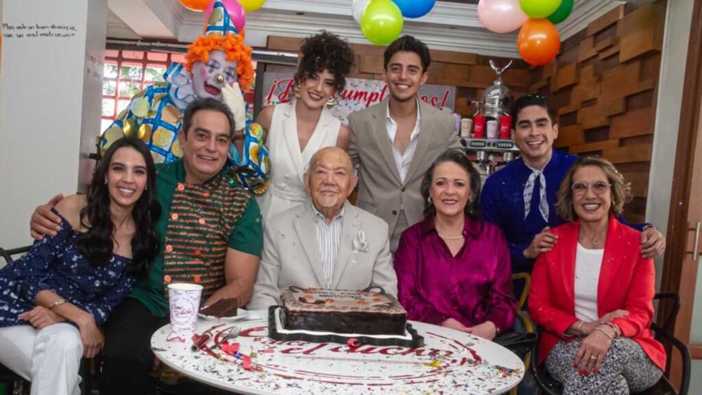 Sergio Corona festeja sus 95 a&ntilde;os con pastel de chocolate y globos