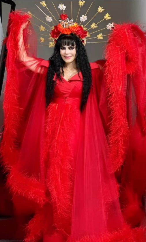 Maribel Guardia llora al ver por primera vez la foto de su hijo en la ofrenda de D&iacute;a de Muertos