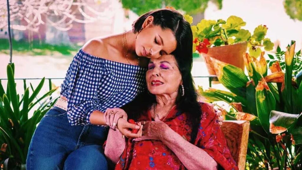 &Aacute;ngela Aguilar dedica emotivas palabras a su abuelita, Flor Silvestre, en aniversario luctuoso