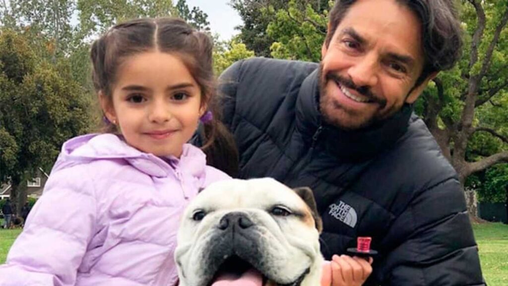 Eugenio Derbez muestra video de c&oacute;mo su perrita Fiona muri&oacute; en sus brazos