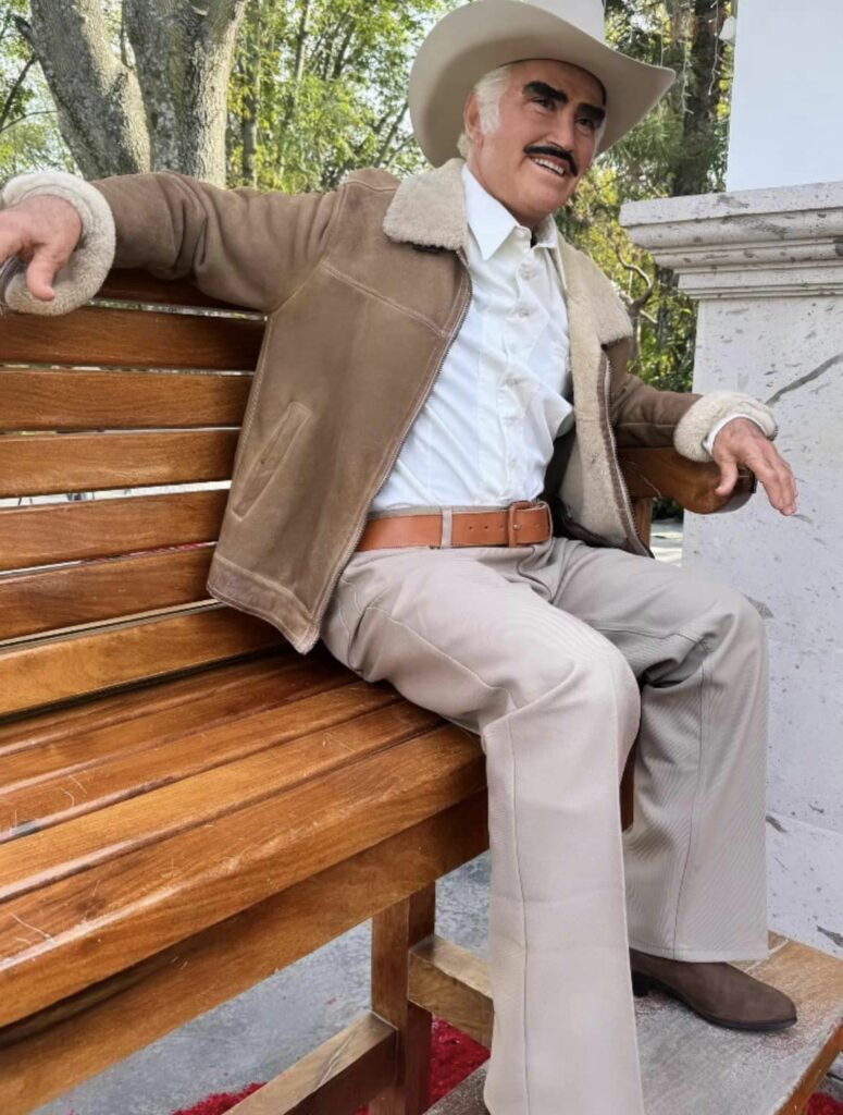 Vicente Fern&aacute;ndez es conmemorado con escultura hiperrealista