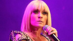 Yuri enfurece por falla t&eacute;cnica y abandona concierto