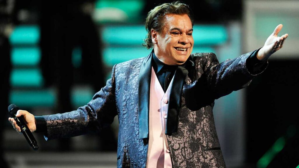 Juan Gabriel habr&iacute;a escrito "Amor Eterno"' para un exnovio  y no para su mam&aacute;