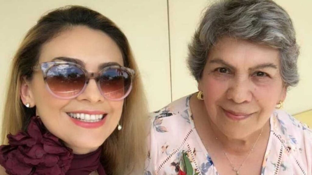 Aracely Ar&aacute;mbula se viste de luto tras fallecimiento de su mam&aacute;