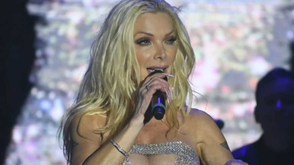 Marisela enfuerece y rega&ntilde;a a uno de sus m&uacute;sicos en pleno concierto