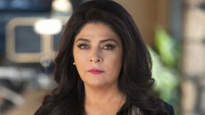 Victoria Ruffo aparece en silla de ruedas y preocupa a sus fans
