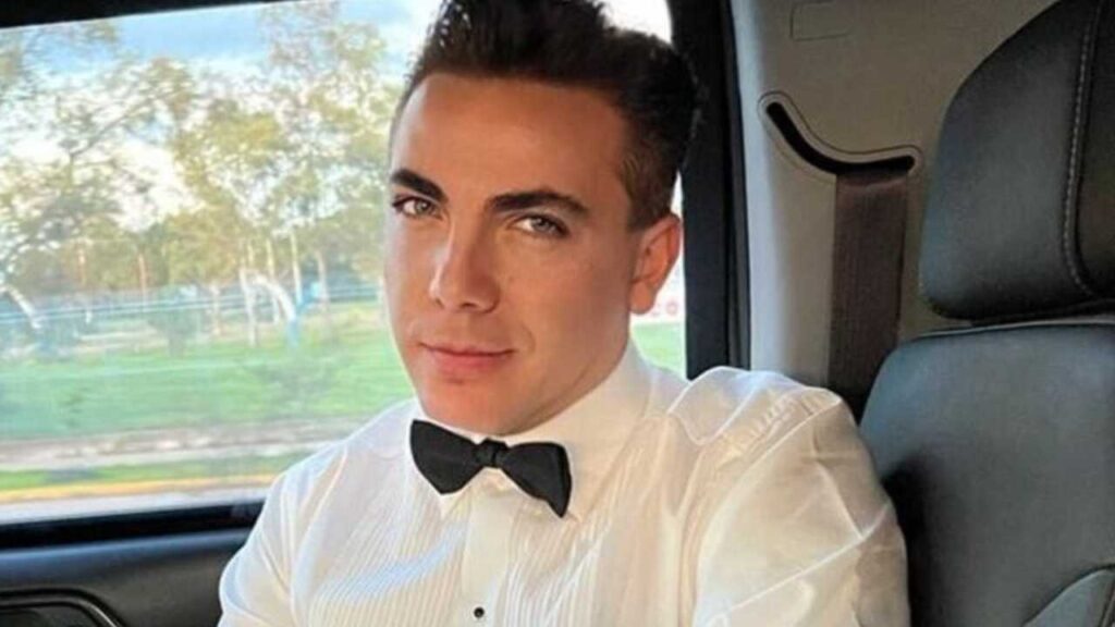 &iexcl;Cristian Castro se "aplica" para terminar la preparatoria!