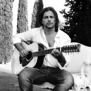 En 1972 nace el cantautor y productor italiano Gianluca Grignani…