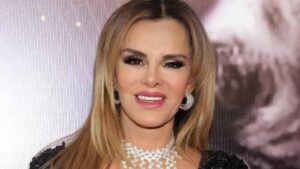 Luc&iacute;a M&eacute;ndez se reinventa como vedette y es criticada en redes sociales