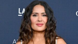 &iexcl;Salma Hayek revela su truco infalible para disimular canas de forma r&aacute;pida!