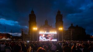 Juan Gabriel en el Z&oacute;calo: Proyecci&oacute;n del concierto &ldquo;Mis 40 en Bellas Artes&rdquo;