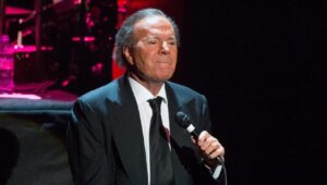 Julio Iglesias niega rumores de retiro y revela planes para su carrera