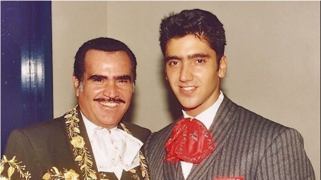 Alejandro Fern&aacute;ndez conmueve con un emotivo homenaje a Vicente Fern&aacute;ndez