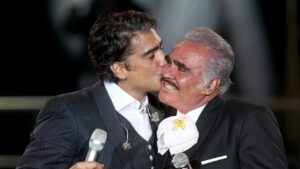 Alejandro Fernández conmueve con un emotivo homenaje a Vicente Fernández