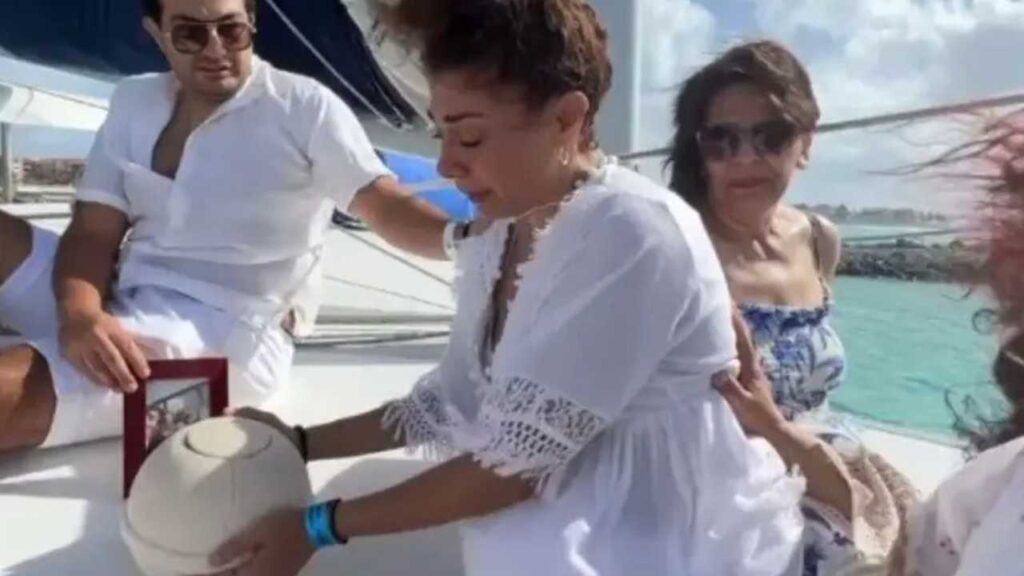 Anna Ferro, viuda del fallecido conductor Fernando del Solar, comparte un &iacute;ntimo video del ritual en el mar